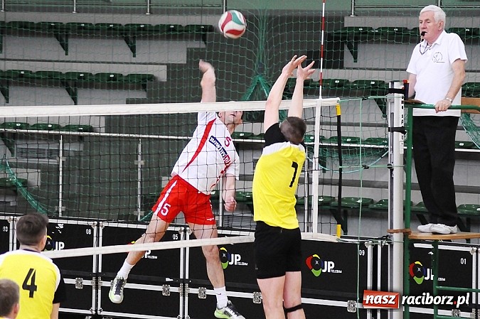 Zdjęcie w galerii na portalu naszraciborz.pl: Lunatycy mistrzem Raciborskiej Ligi Piłki Siatkowej. Sebastian Świderski gościem finału wiadomości z regionu