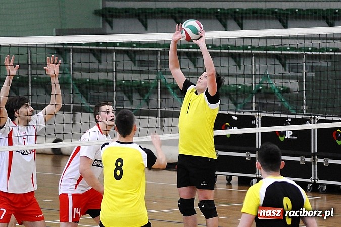 Zdjęcie w galerii na portalu naszraciborz.pl: Lunatycy mistrzem Raciborskiej Ligi Piłki Siatkowej. Sebastian Świderski gościem finału wiadomości z regionu