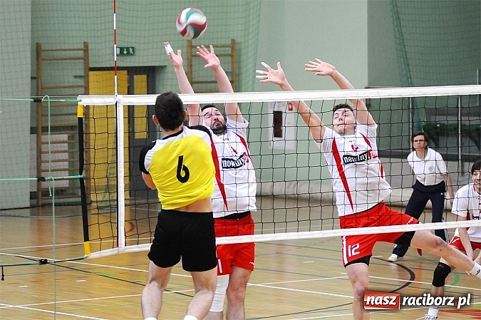 Zdjęcie w galerii na portalu naszraciborz.pl: Lunatycy mistrzem Raciborskiej Ligi Piłki Siatkowej. Sebastian Świderski gościem finału wiadomości z regionu