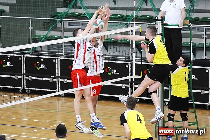 Zdjęcie w galerii na portalu naszraciborz.pl: Lunatycy mistrzem Raciborskiej Ligi Piłki Siatkowej. Sebastian Świderski gościem finału wiadomości z regionu