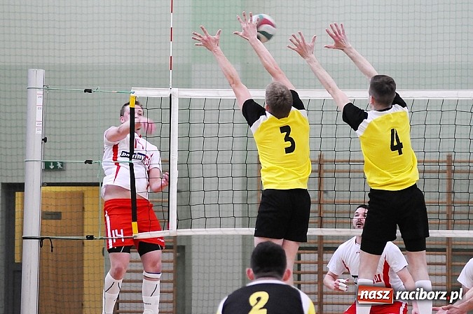 Zdjęcie w galerii na portalu naszraciborz.pl: Lunatycy mistrzem Raciborskiej Ligi Piłki Siatkowej. Sebastian Świderski gościem finału wiadomości z regionu