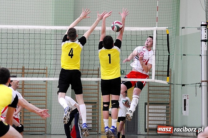 Zdjęcie w galerii na portalu naszraciborz.pl: Lunatycy mistrzem Raciborskiej Ligi Piłki Siatkowej. Sebastian Świderski gościem finału wiadomości z regionu