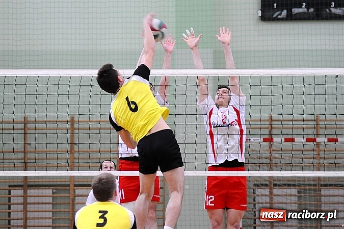 Zdjęcie w galerii na portalu naszraciborz.pl: Lunatycy mistrzem Raciborskiej Ligi Piłki Siatkowej. Sebastian Świderski gościem finału wiadomości z regionu