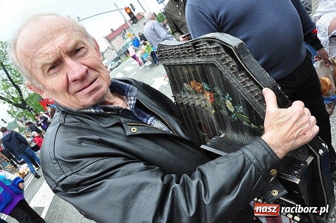 Zdjęcie w galerii na portalu naszraciborz.pl: Udany Jarmark na Granicy. Pogoda nie przestraszyła sprzedających i kupujących wiadomości z regionu