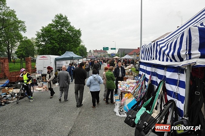 Zdjęcie w galerii na portalu naszraciborz.pl: Udany Jarmark na Granicy. Pogoda nie przestraszyła sprzedających i kupujących wiadomości z regionu
