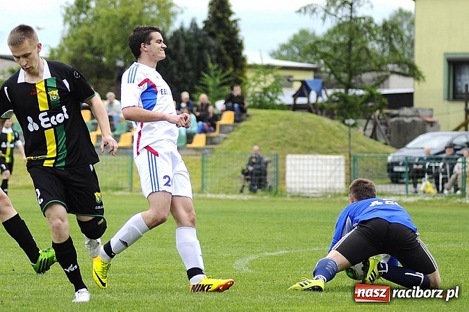 Zdjęcie w galerii na portalu naszraciborz.pl: A klasa: Krzanowice wywiozły punkt z Rud wiadomości z regionu