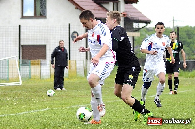 Zdjęcie w galerii na portalu naszraciborz.pl: A klasa: Krzanowice wywiozły punkt z Rud wiadomości z regionu