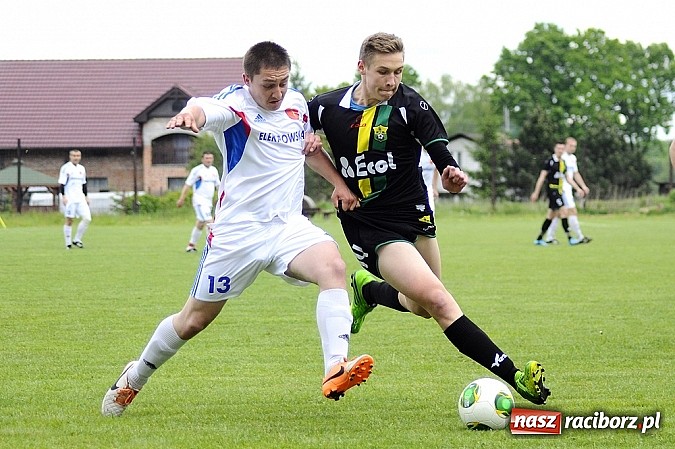 Zdjęcie w galerii na portalu naszraciborz.pl: A klasa: Krzanowice wywiozły punkt z Rud wiadomości z regionu