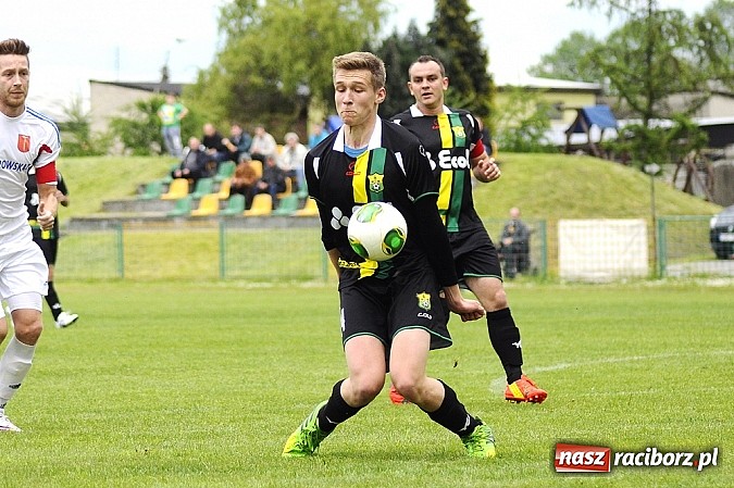 Zdjęcie w galerii na portalu naszraciborz.pl: A klasa: Krzanowice wywiozły punkt z Rud wiadomości z regionu