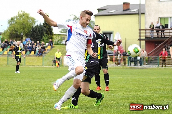 Zdjęcie w galerii na portalu naszraciborz.pl: A klasa: Krzanowice wywiozły punkt z Rud wiadomości z regionu