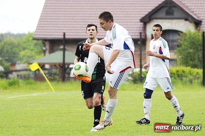 Zdjęcie w galerii na portalu naszraciborz.pl: A klasa: Krzanowice wywiozły punkt z Rud wiadomości z regionu