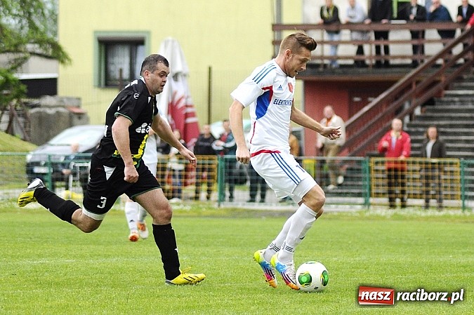 Zdjęcie w galerii na portalu naszraciborz.pl: A klasa: Krzanowice wywiozły punkt z Rud wiadomości z regionu