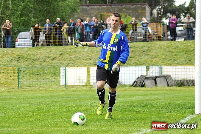 Zdjęcie w galerii na portalu naszraciborz.pl: A klasa: Krzanowice wywiozły punkt z Rud wiadomości z regionu