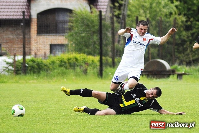 Zdjęcie w galerii na portalu naszraciborz.pl: A klasa: Krzanowice wywiozły punkt z Rud wiadomości z regionu