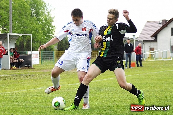 Zdjęcie w galerii na portalu naszraciborz.pl: A klasa: Krzanowice wywiozły punkt z Rud wiadomości z regionu