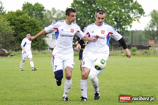 Zdjęcie w galerii na portalu naszraciborz.pl: A klasa: Krzanowice wywiozły punkt z Rud wiadomości z regionu