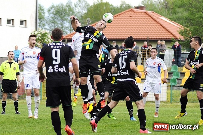 Zdjęcie w galerii na portalu naszraciborz.pl: A klasa: Krzanowice wywiozły punkt z Rud wiadomości z regionu