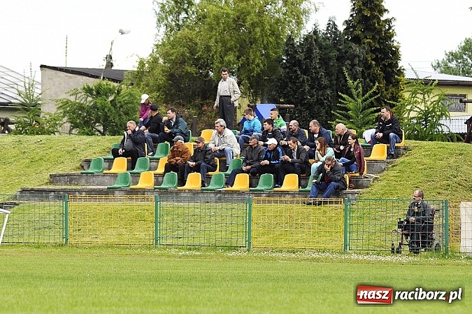 Zdjęcie w galerii na portalu naszraciborz.pl: A klasa: Krzanowice wywiozły punkt z Rud wiadomości z regionu