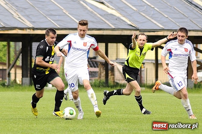 Zdjęcie w galerii na portalu naszraciborz.pl: A klasa: Krzanowice wywiozły punkt z Rud wiadomości z regionu