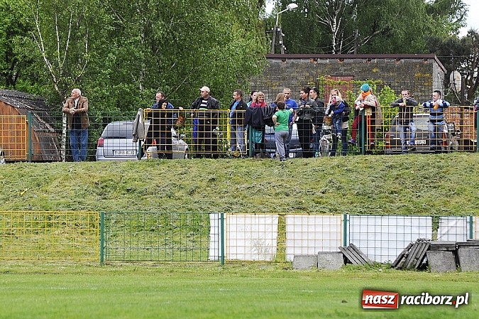 Zdjęcie w galerii na portalu naszraciborz.pl: A klasa: Krzanowice wywiozły punkt z Rud wiadomości z regionu