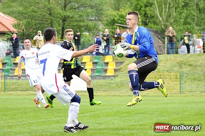 Zdjęcie w galerii na portalu naszraciborz.pl: A klasa: Krzanowice wywiozły punkt z Rud wiadomości z regionu
