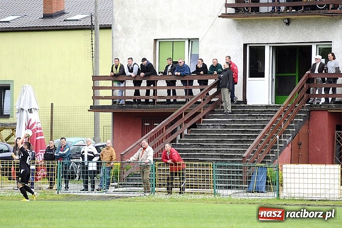 Zdjęcie w galerii na portalu naszraciborz.pl: A klasa: Krzanowice wywiozły punkt z Rud wiadomości z regionu
