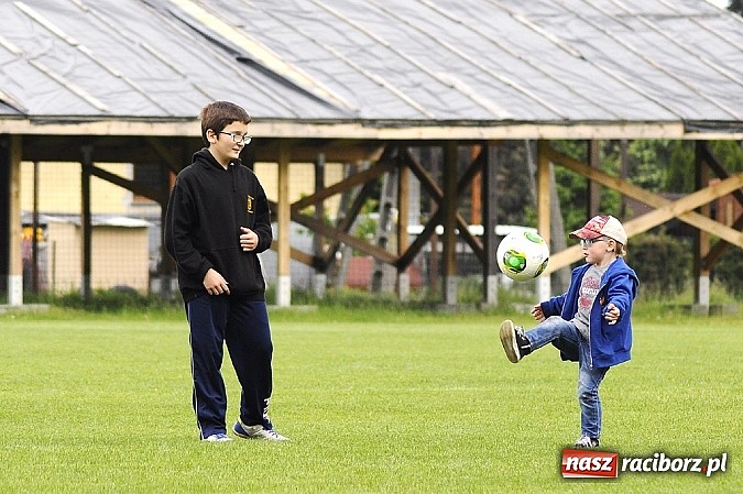 Zdjęcie w galerii na portalu naszraciborz.pl: A klasa: Krzanowice wywiozły punkt z Rud wiadomości z regionu
