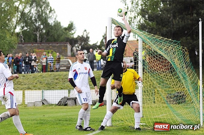 Zdjęcie w galerii na portalu naszraciborz.pl: A klasa: Krzanowice wywiozły punkt z Rud wiadomości z regionu