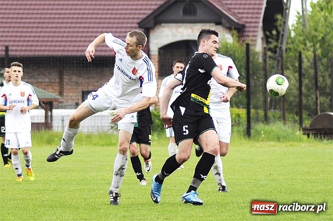 Zdjęcie w galerii na portalu naszraciborz.pl: A klasa: Krzanowice wywiozły punkt z Rud wiadomości z regionu