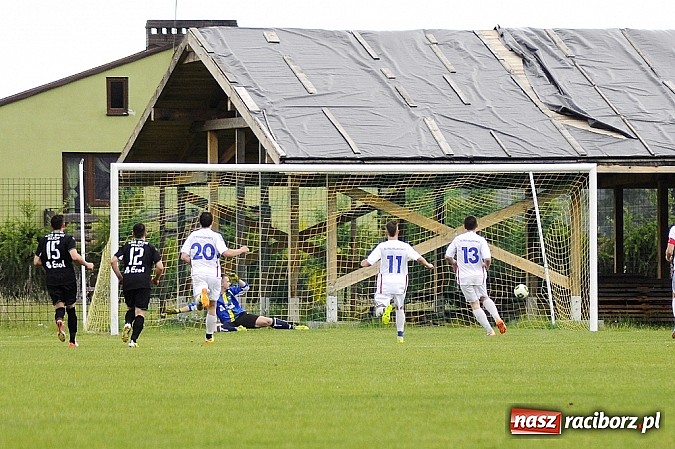 Zdjęcie w galerii na portalu naszraciborz.pl: A klasa: Krzanowice wywiozły punkt z Rud wiadomości z regionu