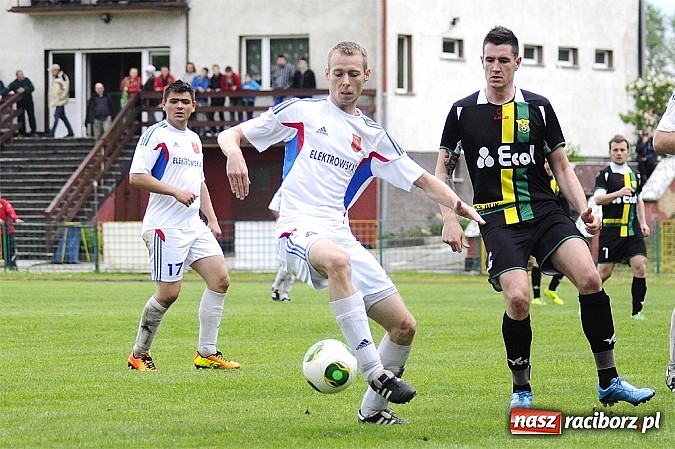 Zdjęcie w galerii na portalu naszraciborz.pl: A klasa: Krzanowice wywiozły punkt z Rud wiadomości z regionu