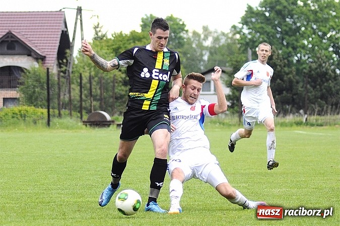 Zdjęcie w galerii na portalu naszraciborz.pl: A klasa: Krzanowice wywiozły punkt z Rud wiadomości z regionu