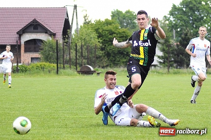 Zdjęcie w galerii na portalu naszraciborz.pl: A klasa: Krzanowice wywiozły punkt z Rud wiadomości z regionu