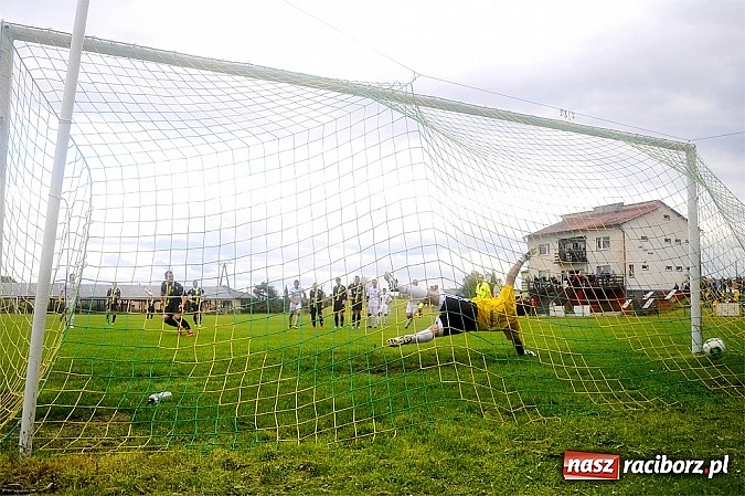 Zdjęcie w galerii na portalu naszraciborz.pl: A klasa: Krzanowice wywiozły punkt z Rud wiadomości z regionu