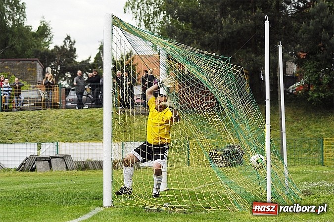 Zdjęcie w galerii na portalu naszraciborz.pl: A klasa: Krzanowice wywiozły punkt z Rud wiadomości z regionu