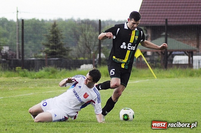 Zdjęcie w galerii na portalu naszraciborz.pl: A klasa: Krzanowice wywiozły punkt z Rud wiadomości z regionu