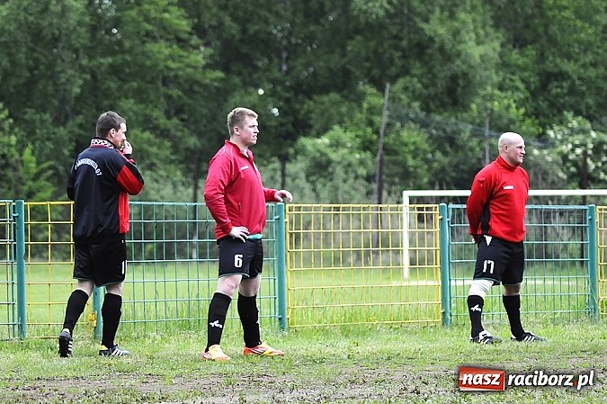 Zdjęcie w galerii na portalu naszraciborz.pl: A klasa: Krzanowice wywiozły punkt z Rud wiadomości z regionu