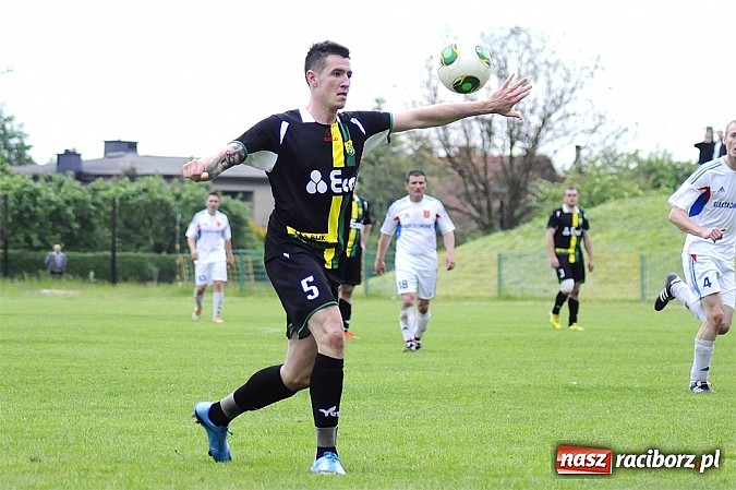 Zdjęcie w galerii na portalu naszraciborz.pl: A klasa: Krzanowice wywiozły punkt z Rud wiadomości z regionu