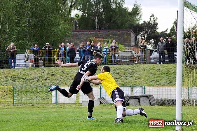 Zdjęcie w galerii na portalu naszraciborz.pl: A klasa: Krzanowice wywiozły punkt z Rud wiadomości z regionu