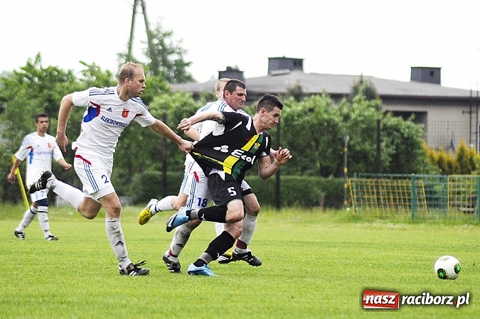 Zdjęcie w galerii na portalu naszraciborz.pl: A klasa: Krzanowice wywiozły punkt z Rud wiadomości z regionu