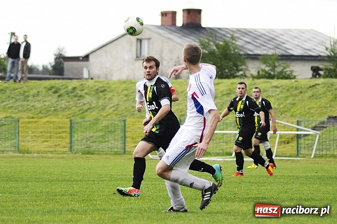 Zdjęcie w galerii na portalu naszraciborz.pl: A klasa: Krzanowice wywiozły punkt z Rud wiadomości z regionu