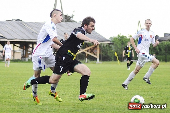 Zdjęcie w galerii na portalu naszraciborz.pl: A klasa: Krzanowice wywiozły punkt z Rud wiadomości z regionu