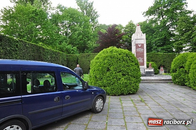 Zdjęcie w galerii na portalu naszraciborz.pl: Chuligański wybryk czy antyrosyjski incydent? Nieznani sprawcy zdewastowali pomnik żołnierzy radzieckich przy ul. Reymonta wiadomości z regionu