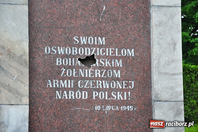 Zdjęcie w galerii na portalu naszraciborz.pl: Chuligański wybryk czy antyrosyjski incydent? Nieznani sprawcy zdewastowali pomnik żołnierzy radzieckich przy ul. Reymonta wiadomości z regionu