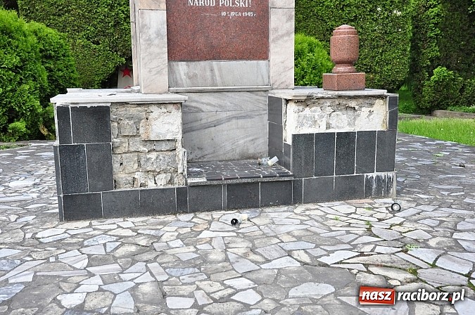 Zdjęcie w galerii na portalu naszraciborz.pl: Chuligański wybryk czy antyrosyjski incydent? Nieznani sprawcy zdewastowali pomnik żołnierzy radzieckich przy ul. Reymonta wiadomości z regionu
