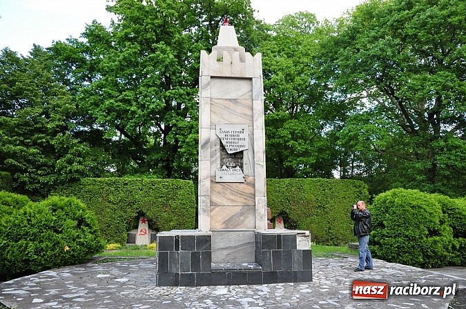 Zdjęcie w galerii na portalu naszraciborz.pl: Chuligański wybryk czy antyrosyjski incydent? Nieznani sprawcy zdewastowali pomnik żołnierzy radzieckich przy ul. Reymonta wiadomości z regionu