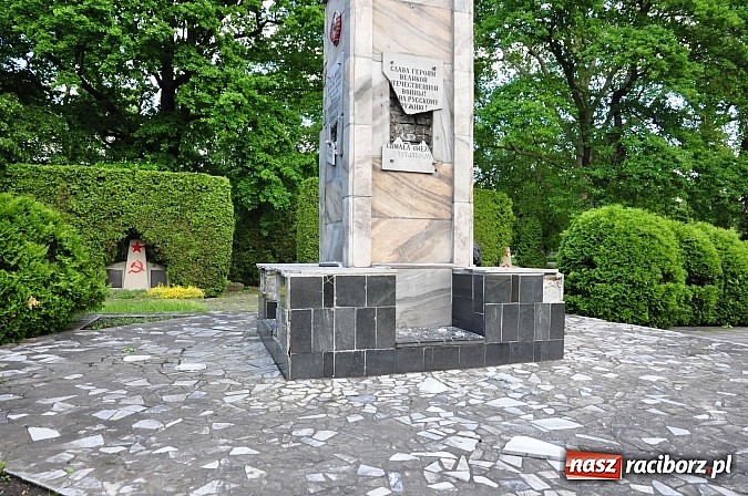 Zdjęcie w galerii na portalu naszraciborz.pl: Chuligański wybryk czy antyrosyjski incydent? Nieznani sprawcy zdewastowali pomnik żołnierzy radzieckich przy ul. Reymonta wiadomości z regionu