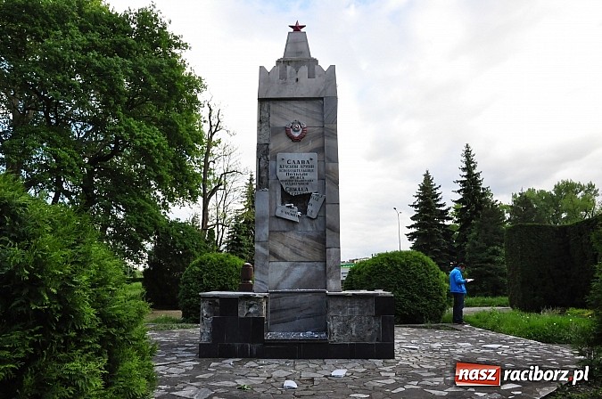 Zdjęcie w galerii na portalu naszraciborz.pl: Chuligański wybryk czy antyrosyjski incydent? Nieznani sprawcy zdewastowali pomnik żołnierzy radzieckich przy ul. Reymonta wiadomości z regionu
