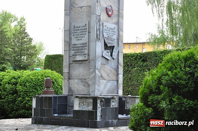 Zdjęcie w galerii na portalu naszraciborz.pl: Chuligański wybryk czy antyrosyjski incydent? Nieznani sprawcy zdewastowali pomnik żołnierzy radzieckich przy ul. Reymonta wiadomości z regionu