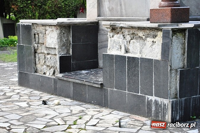 Zdjęcie w galerii na portalu naszraciborz.pl: Chuligański wybryk czy antyrosyjski incydent? Nieznani sprawcy zdewastowali pomnik żołnierzy radzieckich przy ul. Reymonta wiadomości z regionu